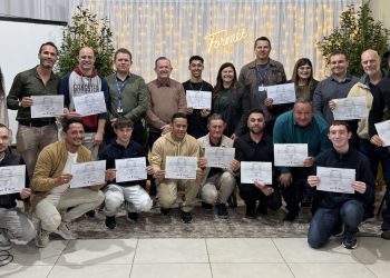 urso de Eletricidade Predial contou com a participação de 15 alunos. Entrega dos certificados ocorreu na Secretaria de Educação e Cultura (Foto: Jaqueline Manica)