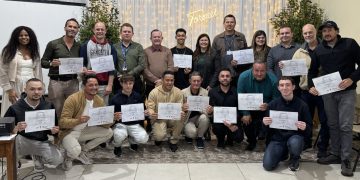 urso de Eletricidade Predial contou com a participação de 15 alunos. Entrega dos certificados ocorreu na Secretaria de Educação e Cultura (Foto: Jaqueline Manica)