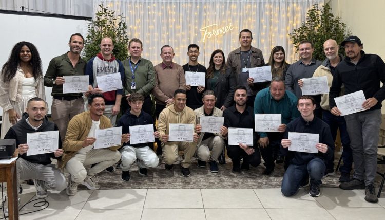 urso de Eletricidade Predial contou com a participação de 15 alunos. Entrega dos certificados ocorreu na Secretaria de Educação e Cultura (Foto: Jaqueline Manica)