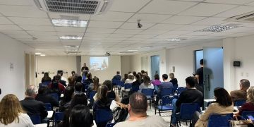 Lojistas e comerciantes de Encantado conheceram nesta quinta-feira (15), na sede da ACI-E, a programação completa da Temporada de Natal 2026