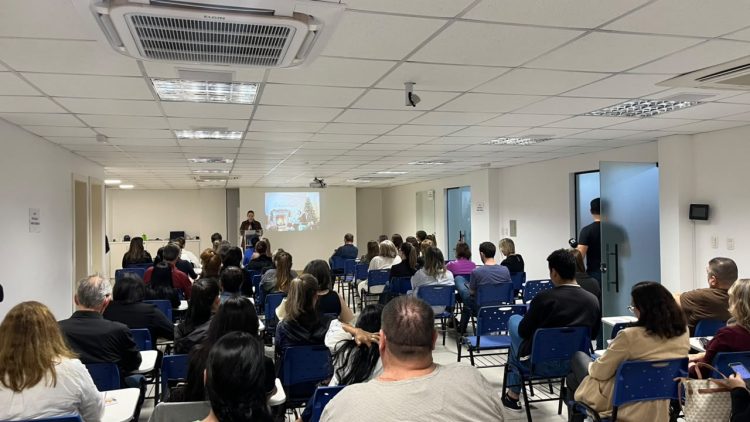 Lojistas e comerciantes de Encantado conheceram nesta quinta-feira (15), na sede da ACI-E, a programação completa da Temporada de Natal 2026