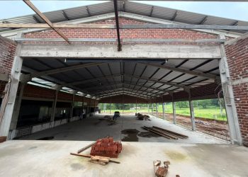 RELVADO – Obras de revitalização do pavilhão do Parque Municipal de Eventos seguem em andamento