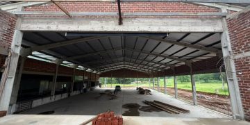 RELVADO – Obras de revitalização do pavilhão do Parque Municipal de Eventos seguem em andamento