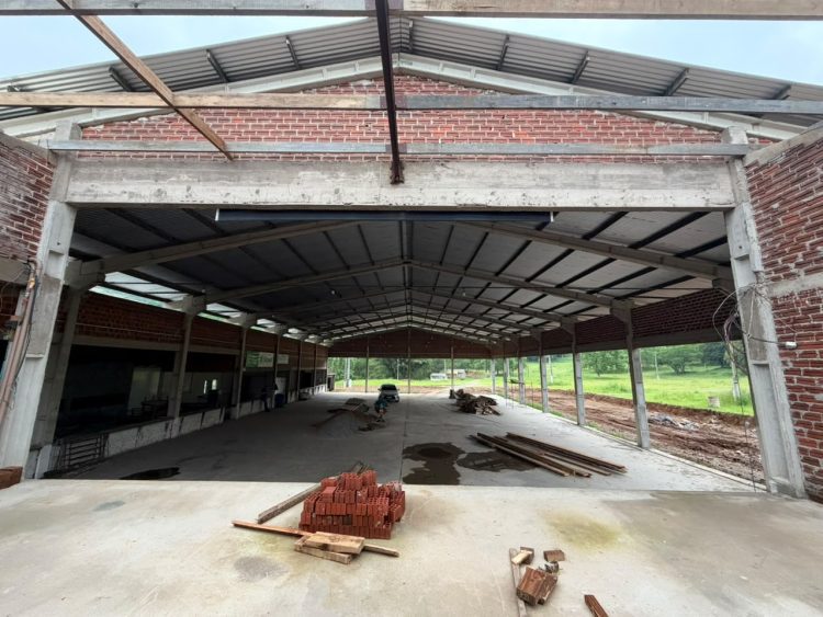 RELVADO – Obras de revitalização do pavilhão do Parque Municipal de Eventos seguem em andamento
