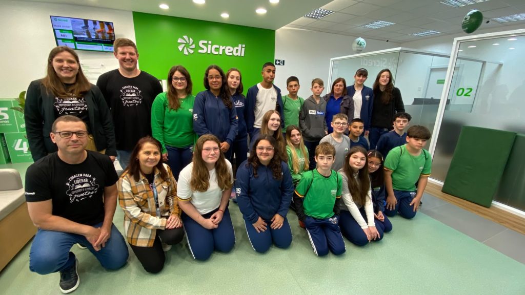 RELVADO – Alunos participam de encontro do Projeto Liderança Jovem e visitam agência do Sicredi