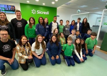 RELVADO – Alunos participam de encontro do Projeto Liderança Jovem e visitam agência do Sicredi