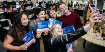 Vencedores do Primeira Pauta 2025: Brenda Paranhos (UFPel), Maria Eduarda Ribeiro Ferreira (PUCRS), Evelise Wendt Machado (UFRGS), Marcelo Rosinski (UFRGS) e Manuela Martins de Souza (PUCRS). Crédito: Renan Mattos/Agência RBS.
