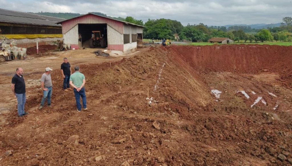 CRUZEIRO DO SUL – Granja de suínos inicia construção de biodigestor com investimento de R$ 500 mil