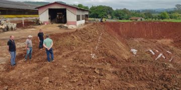 CRUZEIRO DO SUL – Granja de suínos inicia construção de biodigestor com investimento de R$ 500 mil