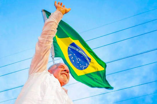 BRASIL – Lula é reeleito presidente; prorrogação da votação gera contestação