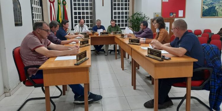 rojeto aprovado prevê R$ 300 mil serão destinados à Saúde, R$ 85 mil à Administração e R$ 30 mil à Educação.