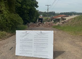 Fechamento de trecho da Rua Carlos Henrique Schmitt, em Lajeado, ocorre após a Justiça revogar liminar que impedia a obstrução. Foto: Vinicius Mallmann